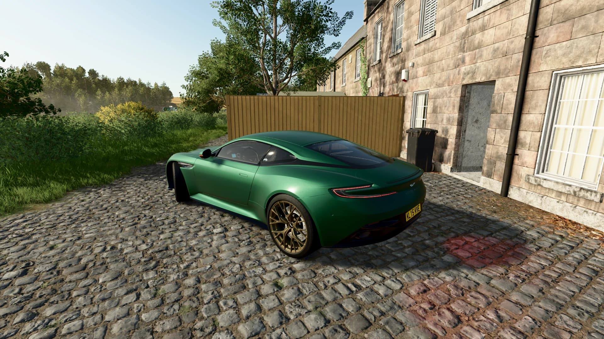 Aston Martin DB12 4