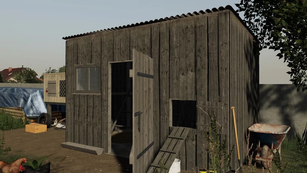 SMALL WOODEN CHICKEN COOP
